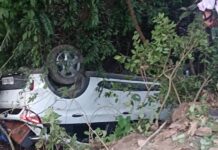 20 फीट गहरी खाई में गिरी टाटा मैक्स कार, बाल बाल बचे कार में सवार पांच लोग।