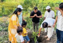 मां भगवती के पट खुलने के उपलक्ष में प्रकृति प्रेमियों ने किया पौधारोपण।