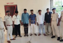 नेपाल से शराब पीकर कर लौट रहे आधा दर्जन शराबियों को पुलिस ने धर दबोचा।