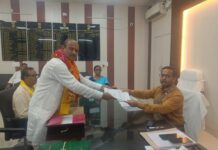 नामांकन कर चुनावी दंगल में उतरे जनसुराज के प्रत्याशी अनिल कुमार सिंह, भारी संख्या में समर्थक रहे मौजूद।।