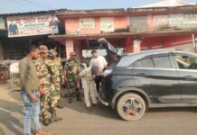 आगामी विधानसभा चुनाव को लेकर प्रखंड क्षेत्र के थाना सिमा पर बैरेकेटिंग पर दंडाधिकारी के साथ पुलिस पदाधिकारी एवं जवान मौजूद।