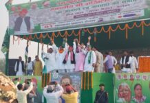 उत्तर प्रदेश के पूर्व मुख्यमंत्री बेलहर विधानसभा के अंतर्गत तरैया खेल मैदान में महागठबंधन प्रत्याशी के समर्थन में जनसभा को संबोधित करने पहुंचे।