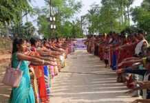 जीविका संगठनके माध्यम से आदीवासी समाज के टोला मोहल्ला में मतदाता जागरूकता अभियान को चलाते हुए किया गया जागरुक।