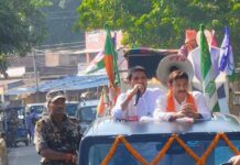 वाल्मीकिनगर में बीजेपी सांसद मनोज तिवारी ने किया रोड शो।