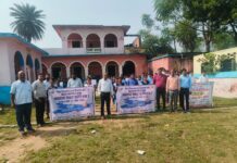 मानव श्रृंखला बनाकर सेविकाएं, छात्र छात्राओं ने मतदाता जागरूकता अभियान चलाया।