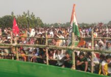 जन सभा को संबोधित करने महागठबंधन प्रत्याशी के पक्ष में विपक्ष के नेता तेजस्वी यादव फुल्लीडुमर खेल मैदान पहुंचे।