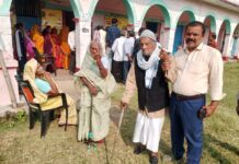 101 वर्षके पूर्व मुखिया एंव 95 वर्ष की इन्दु देवी ने अपने मतदान केंद्र पर डाले वोट।