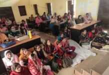 सी डी पी ओ के अध्यक्षता में दो सेक्टर के सेविकाओं के साथ बैठक।