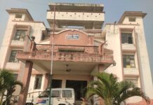 चोरी करते हुए चोरों को ग्रामीणों ने रंगे हाथ पकड़ा किया पुलिस के हवाले।