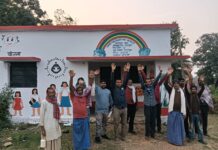 प्रखंड के आंगनबाड़ी केंद्र संख्या दो पर पानी का घनघोर अभाव मध्यान भोजन बनाने में हो रही कठिनाई बच्चे घर से लाते बोतल में पानी।