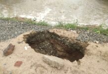 लगातार बारिश होने के कारण लोहागढ़ नदी में आई बढ़, डायवर्सन हुआ क्षतीग्रस्त।