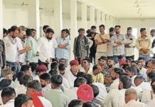 मतदान के बाद मतों के चुनावी गुणा-भाग में जुटे लोग।