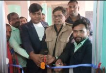 फुल्लीडुमर मुख बाजार में गुरुवार को परमानन्द देव के मकान में चौधरी लाइब्रेरी का फीता काटते हुए किया गया समारोह पूर्वक उद्घाटन।