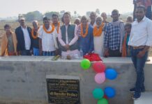 सिंचाई समस्याओं को दुरुस्त करने को लेकर सात लाख 49 हजार 800 के लागत से चौमुही डाड एवं चेक डेम का निर्माण कराते हुए जीप सदस्य के द्वारा किया गया उद्घाटन ।