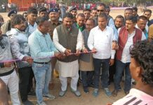 दो दिवसीय फुटबॉल टूर्नामेंट का शुक्रवार को खेला गया फ़ाइनल मैच विजेता एवं उपविजेता टिम को विधायक मनोज यादव के द्वारा वितरण की गयी रासी।