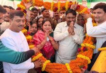 बेलहर प्रखंड के बिजजी खरवा डेम पर बेलहर विधानसभा के नवनिर्वाचित विधायक मनोज यादव के द्वारा पूरे विधान सभा क्षेत्र के सभी बुथ पोलींग एजेंट को सम्मान समारोह आयोजित करते हुए किया गया डायरी ,कलम , अंगवस्त्र देकर सम्मानित।