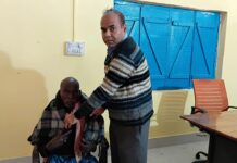 बि डी ओ , मुखिया, पंचायत सचिव के द्वारा किया गया कंबल का वितरण।