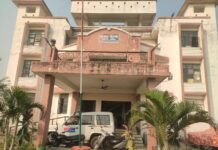 अतिक्रमण कार्यों को अंचल कार्यालय के कर्मचारियों द्वारा नोटिस पहुंचने के दौरान किया हमला खेसर थाने में दिया आवेदन।