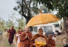 दरुआबारी गांव पहुंचे 13 देशों के बौद्धिष्ट, बौद्ध भिक्षुओं ने इस जगह बैठकर विश्वशांति की कामना के साथ विशेष पूजन पाठ किया।