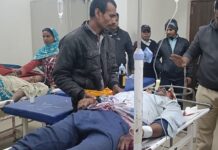 मोटरसाइकिल चालक ने मुख्य सड़क पर एक महिला को मारा जोरदार धक्का चालक सहीत तीन जख्मी।