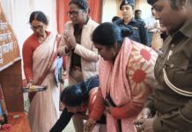 कार्यवाहक पुलिस अधीक्षक ने दीप प्रज्वलित कर महिला सशक्तिकरण कार्यक्रम का किया शुभारंभ।