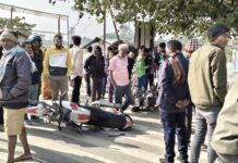 दो बाईकों की आमने-सामने भिड़ंत में दोनों बाइक सवार घायल।