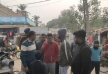 अतिक्रमण खाली होने पर जायजा लेने पहुंचे अंचलाधिकारी।