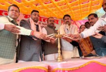 पौराणिक झरना मेला का समारोहपूर्वक संयुक्त रुप से दीप प्रज्ज्वलित करते हुए एंव फिता काटते हुए किया गया उद्घाटन।