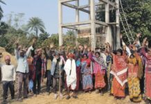 समरसेबुल की चोरी हो जाने एंव जल मीनार से पानी नहीं मिल पाने के कारन ग्रामिण हुए आक्रोशित किया प्रदर्शन।