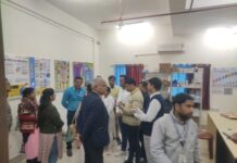 वैक्सीन दिए जाने पर आठ माह के बच्चा निषांत रजक का हालत बिगड़ा इलाज के दौरान सदर अस्पताल में हुई है मौत, जांच को लेकर सी एस के साथ पहुंचे पुरी मेड़िकल टीम फुल्लीडुमर अस्पताल।