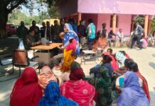 चार दिनों से लापता प्रेम कुशवाहा को लेकर परिजनों का थाना परिसर में दिया धरना, इंसाफ की लगाई गुहार।