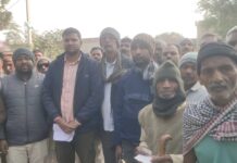 प्रधानमंत्री किसान सम्मान योजना को लेकर फार्मर रजिस्ट्री आईडी कार्ड बनाने को लेकर लगी भीड़।