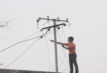 टोका फंसाकर बिजली चोरी का भंडाफोड़।