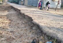 पर्यटन नगरी वाल्मीकिनगर में बदहाल सड़कें, गोल चौक से जंगल कैंप जाने वाले मार्ग बने खतरे की घंटी।