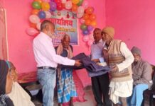 समाज सेवी रामसुंदर गुप्ता ने अपने स्वर्गीय भाभी शांति गुप्ता के स्मृति में गरीबों के बिच 51 कम्बल का किया वितरण।