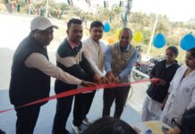 फाइलेरिया मुक्त अभियान को लेकर संचालित कार्य क्रम को चिकित्सा पदाधिकारी ने फिता काटते हुए एंव दबाई खाकर अभियान को किया शुभारंभ।