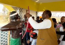 अमर शहिद तिलका मांझी के आदमकद प्रतिमा का मोहलीदोल आदीवासी गांव में लगाते हुए ज़िला परिषद अध्यक्ष ने किया अनावरण।