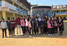 संत मैरीस पब्लिक स्कूल के दर्जनों छत्र छात्राओं के साथ प्राचार्य एम बी जोशी पहुंचे मंदार बौंसी एतीहासिक स्थल का किया भ्रमण।