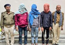 एसपी डॉ. शौर्य सुमन के निर्देश पर मझौलिया में बड़ी कार्रवाई, एटीएम, पासबुक और मोबाइल जब्त।