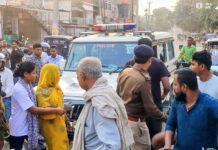 दुकान से साड़ी चोरी के आरोप पर हंगामा, सूचना पर पहुंची पुलिस ने स्थिति संभाली।