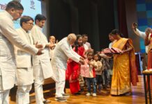 मुख्यमंत्री के जन्मदिन पर बड़ा तोहफा, वाल्मीकिनगर में आंगनबाड़ी बच्चों को मिली जीविका दीदियों की सिली नई पोशाक।