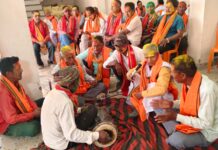 जिप अध्यक्ष निर्भय कुमार महतो के आवास पर भव्य होली मिलन समारोह का आयोजन, थारू समाज के बुद्धिजीवी हुए एकजुट।