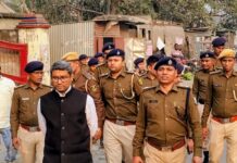 होली पर्व को लेकर मझौलिया में फ्लैग मार्च, प्रशासन ने शांति व्यवस्था का लिया जायजा।