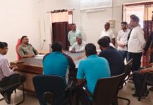 विभागीय नोटिस से मचा हड़कंप, गोल चौक से तीन आरडी पुल तक अपनी दुकानें बंद कर दुकानदारो ने जताया विरोध।