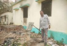 प्रखंड मुख्यालय में बरसों से मृत पड़े हैं सरकारी चापानल।