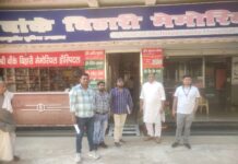 बांके बिहारी अस्पताल खेसर का सामुदायिक स्वास्थ्य केंद्र फुल्लीडुमर प्रभारी चिकित्सा पदाधिकारी डॉक्टर संजीव कुमार सिंह के द्वारा की गई जांच