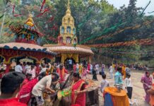 रामनवमी पर नर देवी मंदिर में उमड़ा आस्था का जनसैलाब, भक्ति में सराबोर हुआ वाल्मीकिनगर।