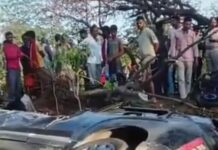 कर और मोटरसाइकिल की जोरदार टक्कर में तीन की हुई घटना स्थल पर ही मौत अन्य सवार घायल।