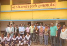 इंटरमीडिएट एवं मैट्रिक परीक्षा में विद्यालय स्तर पर उत्कृष्ट प्रदर्शन करने वाली छात्राओं को प्रधान शिक्षक एवं सहायक शिक्षको के द्वारा किया गया शिल्ड देते हुए सम्मानित।