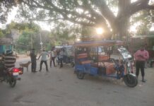 बेलहर बांका मुख्य सड़क रामसरिया तीखी मोड पर ऑटो और टोटो चालक के मनमानी से हर वक्त दुर्घटना होने की संभावना बनी रहती है।